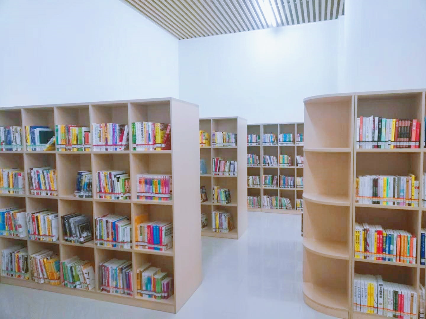 деревянная книжная полка