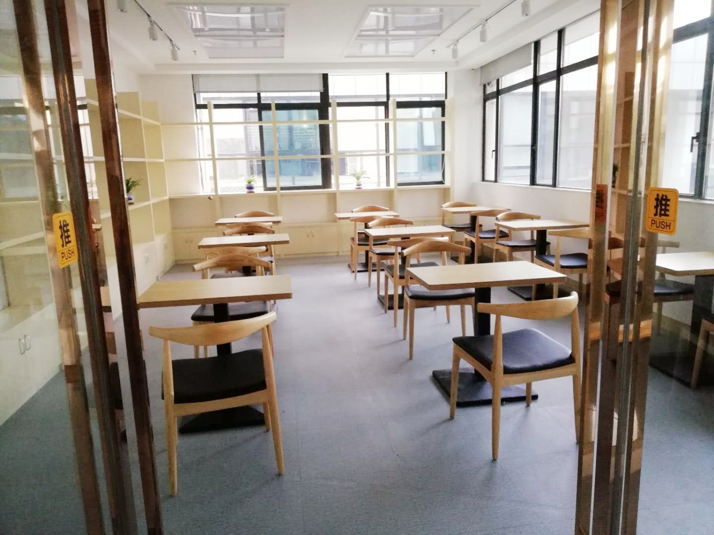 Обеденный стол