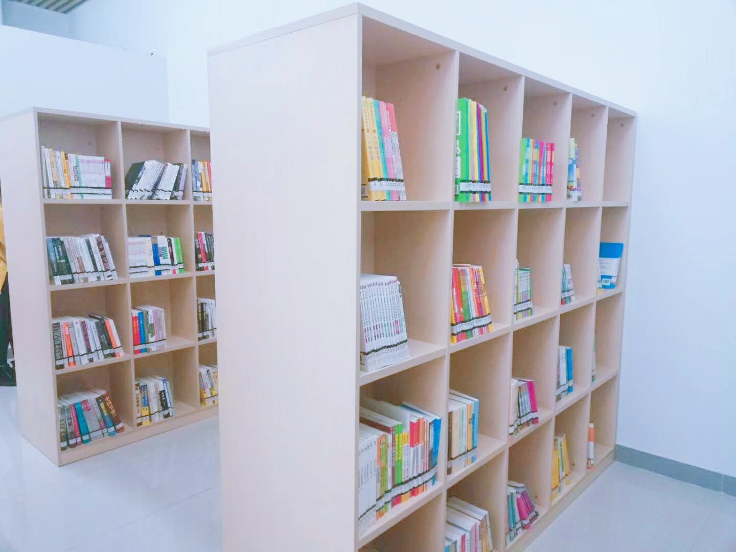 деревянный книжный шкаф