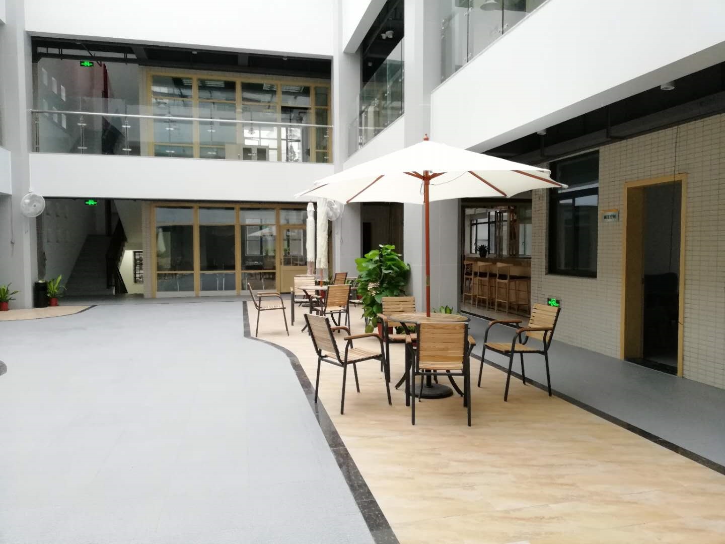 Круглый приставной столик